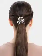 Белый резинки пружинки, с бусинками