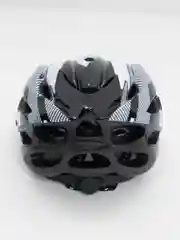 Белый шлем спортивный защитный