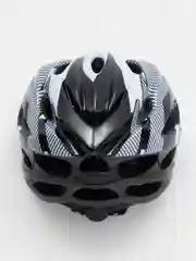Белый шлем спортивный защитный