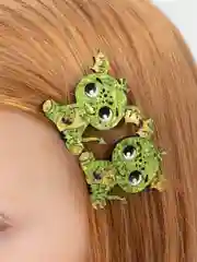 Зеленый заколки на зажиме