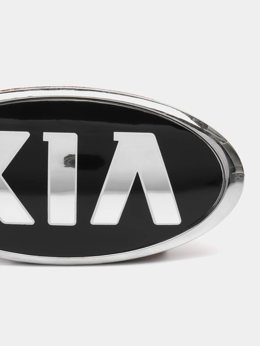 Серебряный логотип, эмблема автомобиля KIA старого образца