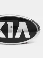 Серебряный логотип, эмблема автомобиля KIA старого образца
