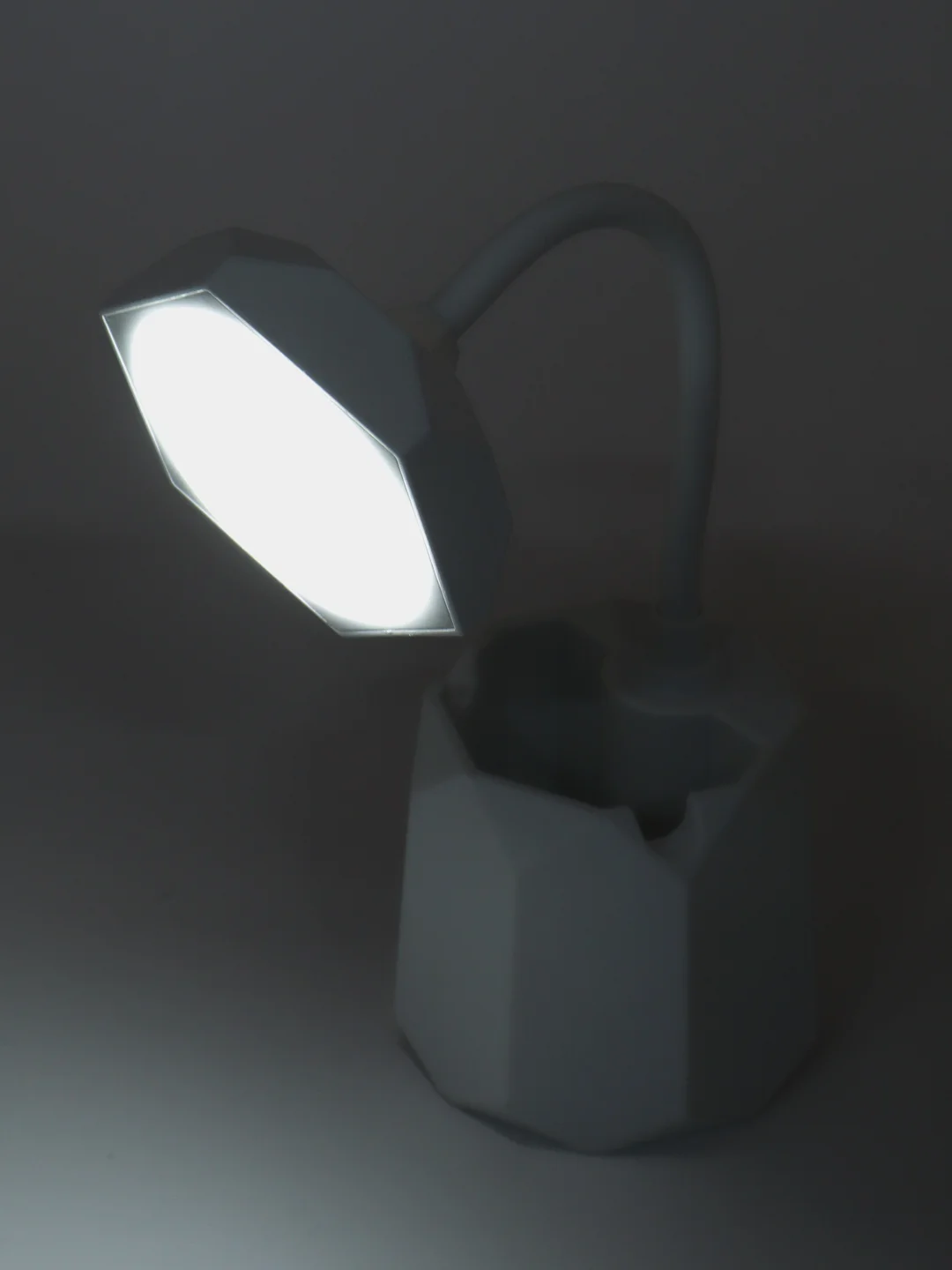 Лампа настольная "Грани" LED 1 режим 4,2Вт USB, белый, 9х9х32,5 см