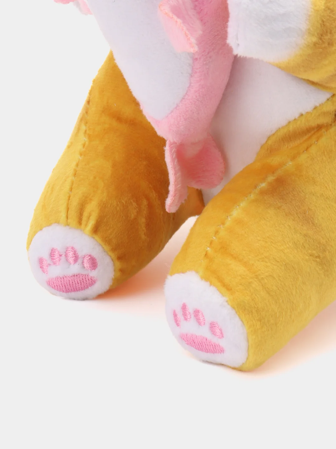 Желтый мягкая игрушка "Кот акула", 20 см, кот, в руке акула, кит