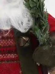 Алый фигура Деда Мороза под елку на новый год
