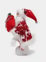 Красный фигура Деда Мороза под елку на новый год