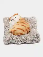 Игрушка на панель авто, кошка на подушке, бело-рыжий окрас