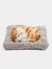 Игрушка на панель авто, кошка на подушке, бело-рыжий окрас