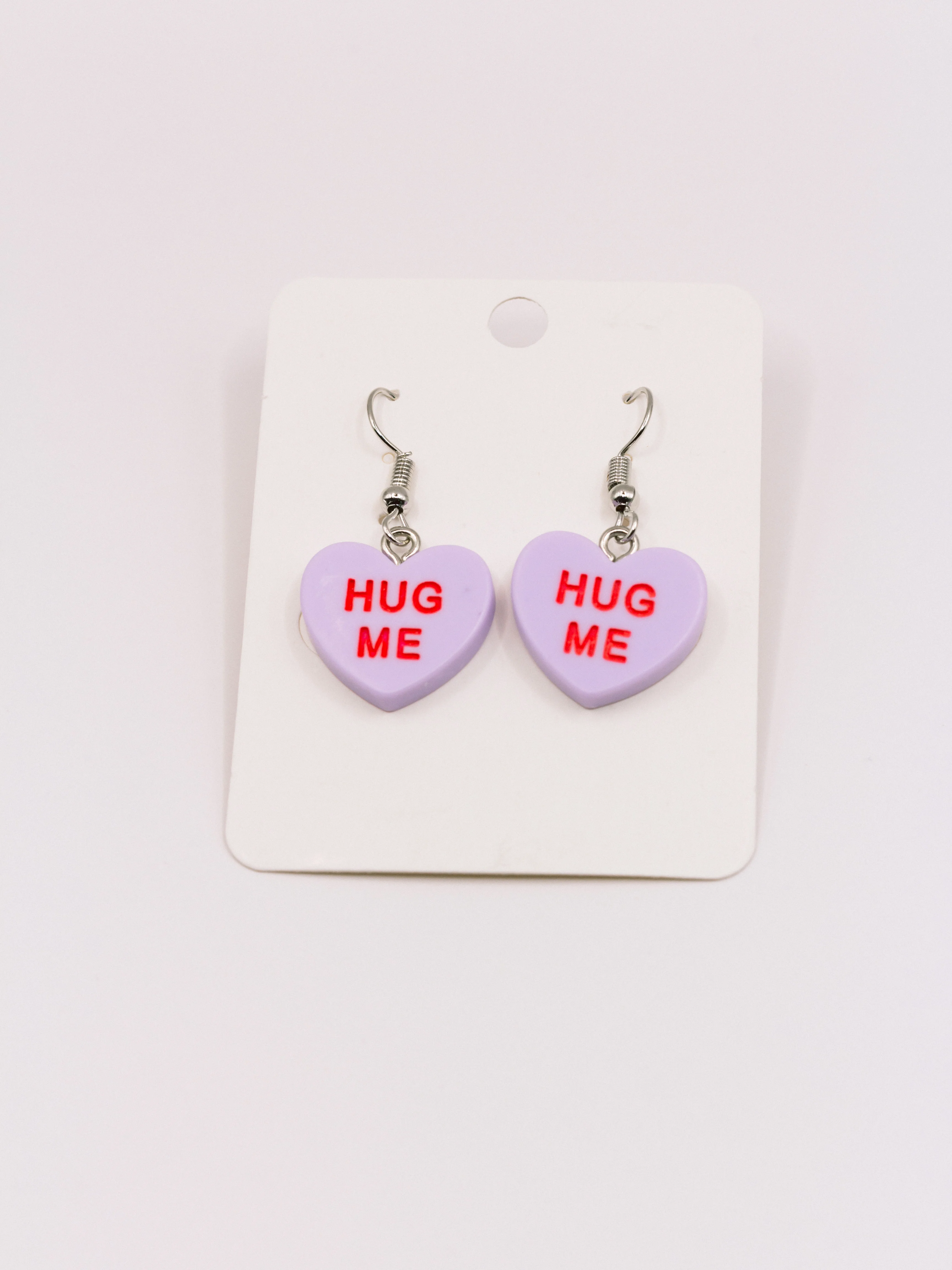 Сиреневый серьги акриловые сердечки "HUG ME"