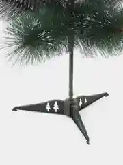 Зеленый елка искусственная новогодняя заснеженная сосна