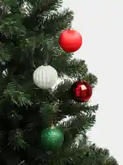 Разноцветный набор елочных украшений в коробке, шары, шишки, подарки, новогодние игрушки на елку