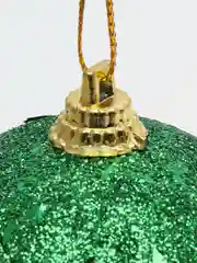 Разноцветный набор елочных украшений в коробке, шары, шишки, подарки, новогодние игрушки на елку