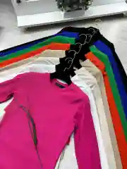 Черный лонгслив с удлиненными рукавами