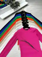 Черный лонгслив с удлиненными рукавами