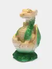 Разноцветный новогодний дракон в яйце