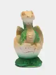 Разноцветный новогодний дракон в яйце