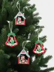 Багровый деревянные елочные игрушки с символами Нового года, набор