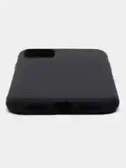 Черный чехол на iPhone 11
