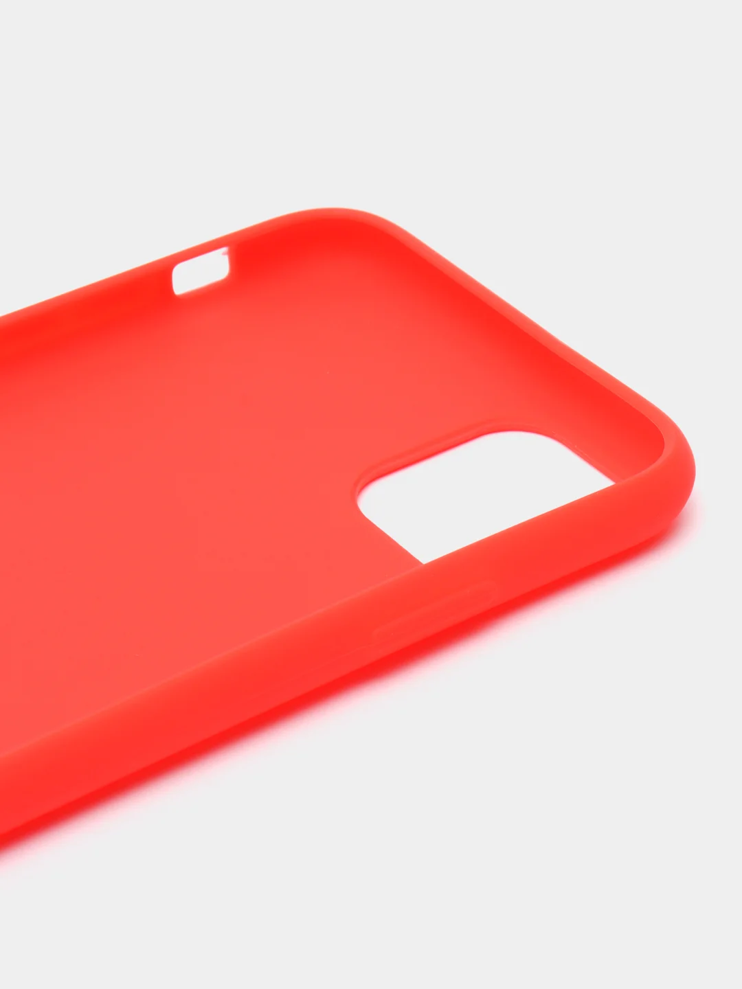 Красный чехол на iPhone 11
