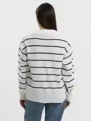 Белый свитер женский