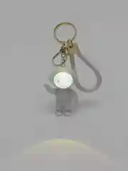 Белый брелок для рюкзака и ключей "Космонавт" с подсветкой