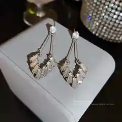 Серьги геометрической формы, удлиненные, с камнями и кристаллами