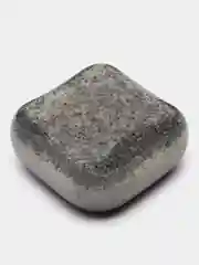 Мыло ручной работы с черной глиной, молоком и маслом авокадо
