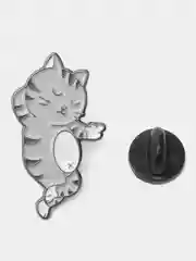 Серый металлический значок для одежды "Кот"