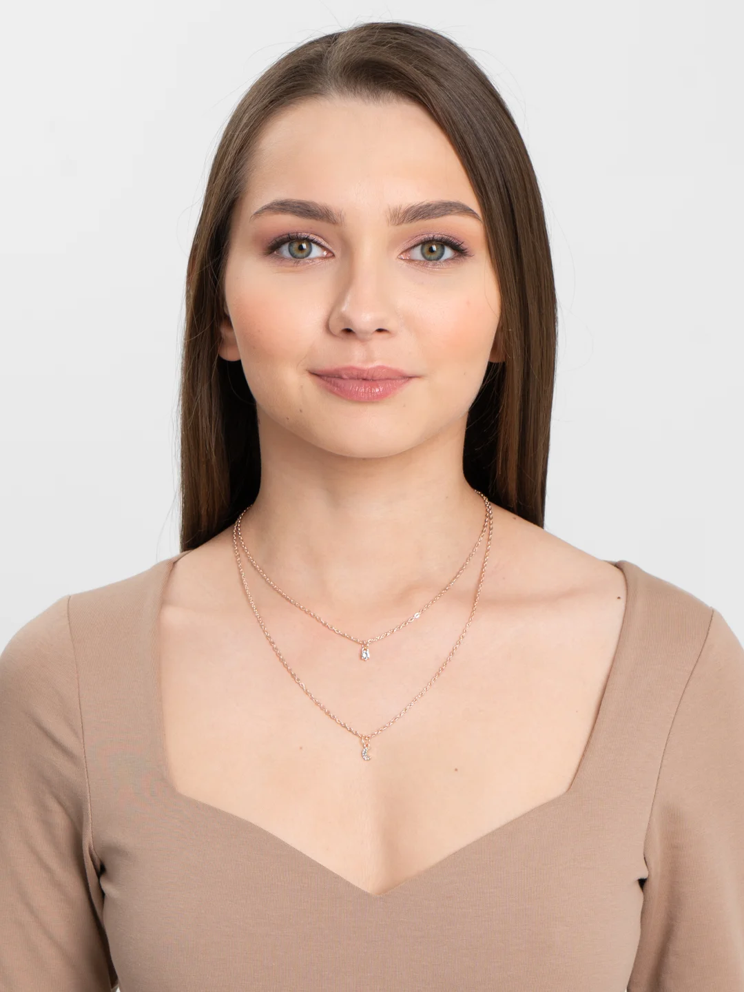 Колье из тонких цепочек с подвесками