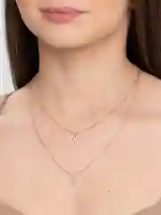 Колье из тонких цепочек с подвесками