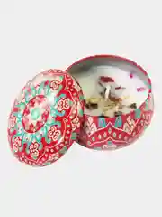 Красный свеча ароматическая в металлической банке