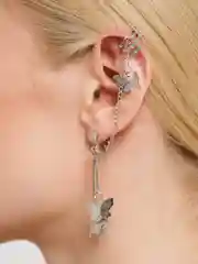 Белый серьга-кафф с бабочками и цепочкой в корейском стиле