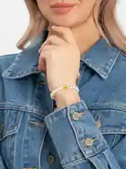 Желтый браслет из бисера и бусин
