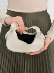 Белый сумка женская, маленькая, полумесяц, полукруглая, на молнии