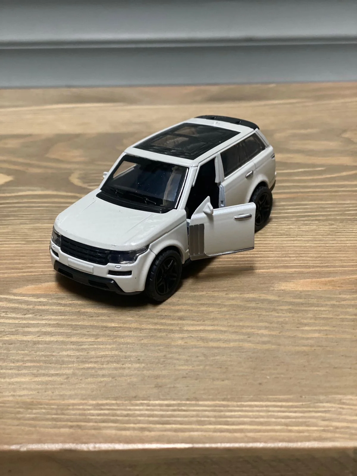 Белый металлическая коллекционная машинка Range Rover Vogue