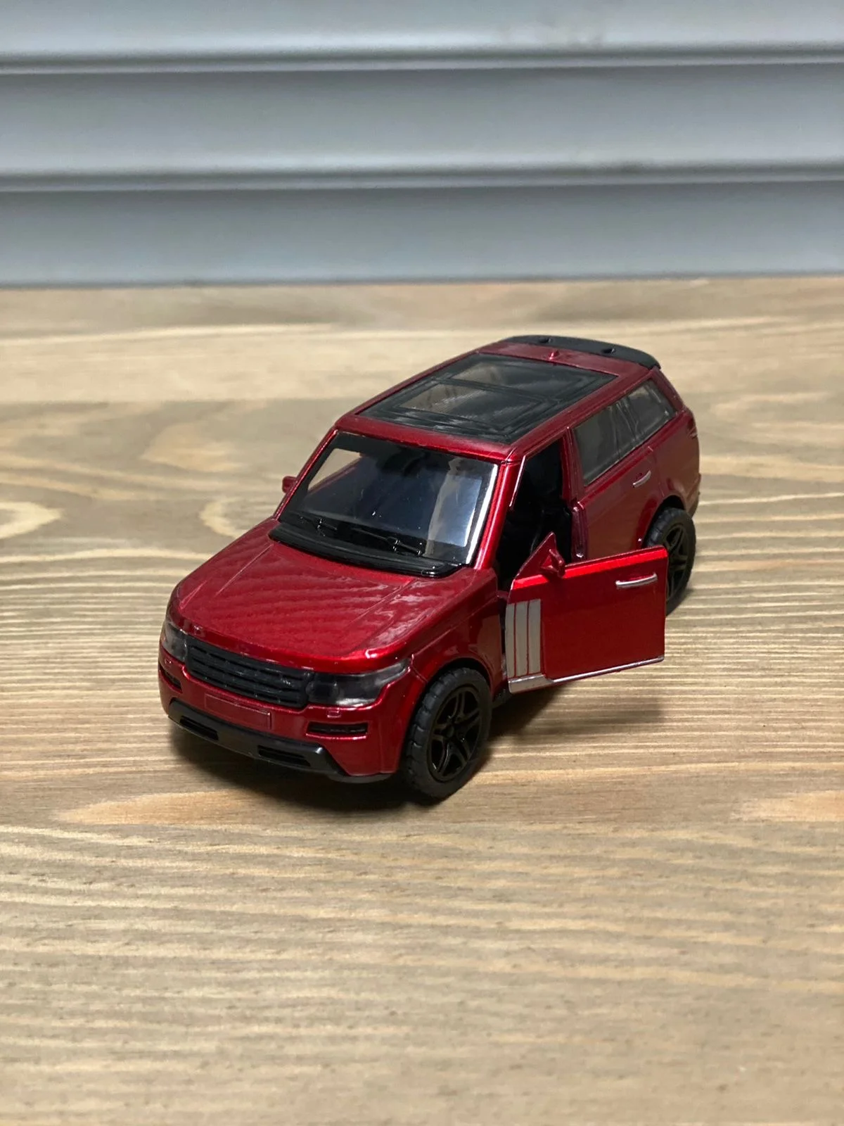 Красный металлическая коллекционная машинка Range Rover Vogue