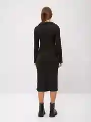 Черный платье утягивающее, удлиненное