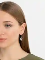 Сережки серебряного цвета с подвеской снежинкой
