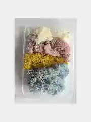 Карамельный сухоцветы в контейнере