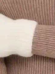 Белый варежки женские