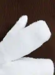 Белый варежки женские
