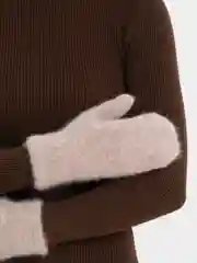 Розовый варежки женские