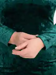 Зеленый платье-футляр женское бархатное