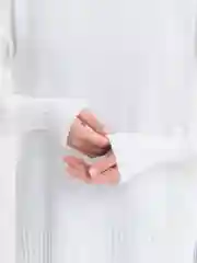 Молочный утеплённый женский свитер с воротником