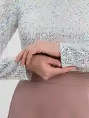 Белый женский топ с пайетками
