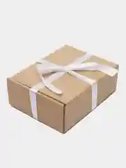Белый коробка для подарков 24х18х8,5см подарочная с бумажным наполнителем, атласной лентой и без