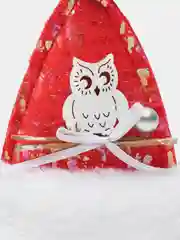 Алый новогодняя игрушка валенок, шапка, варежка