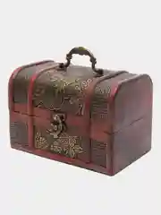 Коричневый деревянный сундук на застежке для хранения украшений