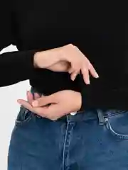 Черный лонгслив женский