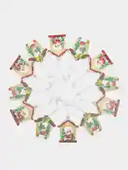 Белый набор новогодних елочных игрушек из дерева символ года